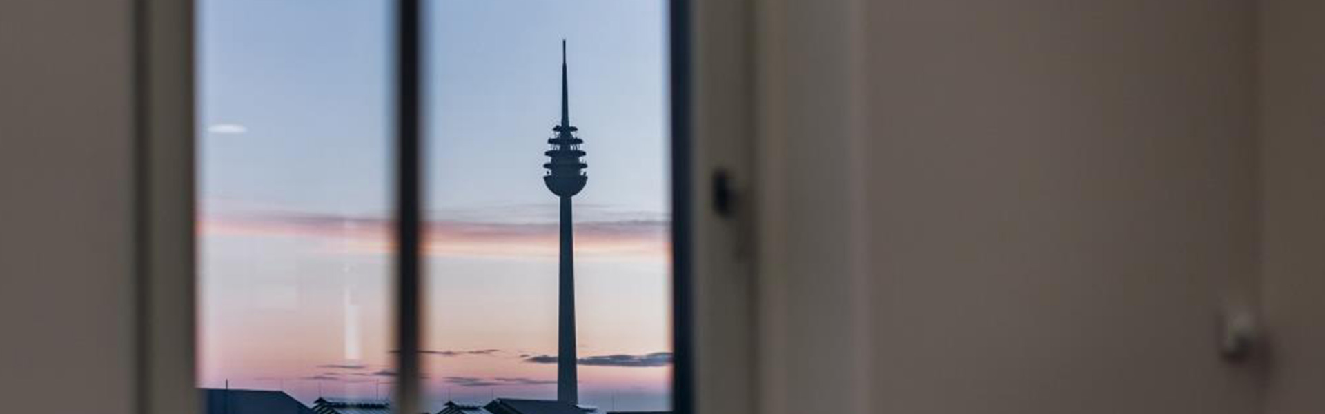 Blick aus dem Fenster auf den Fernmeldeturm Nürnberg
