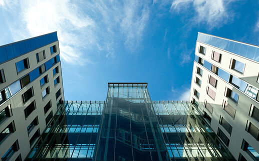 Südwestpark Häuser von unten fotografiert mit blauen Himmel