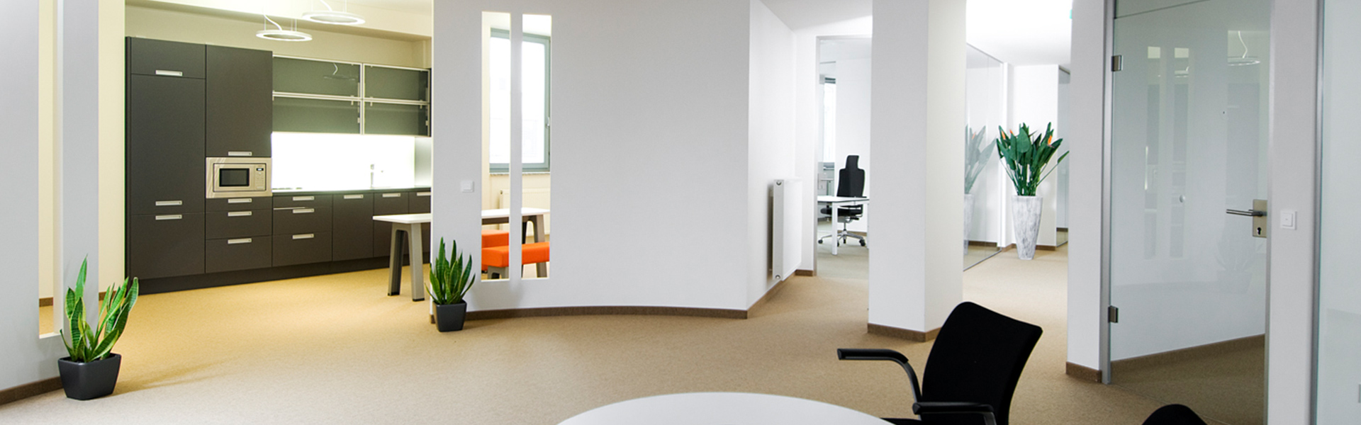 Heller Flur mit Küche und runden Tisch