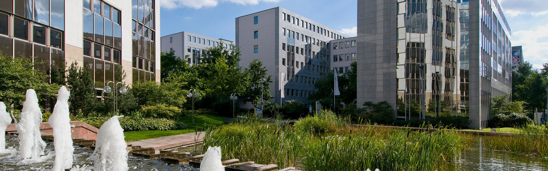 Südwestpark Gebäude mit Grünfläche und Brunnen