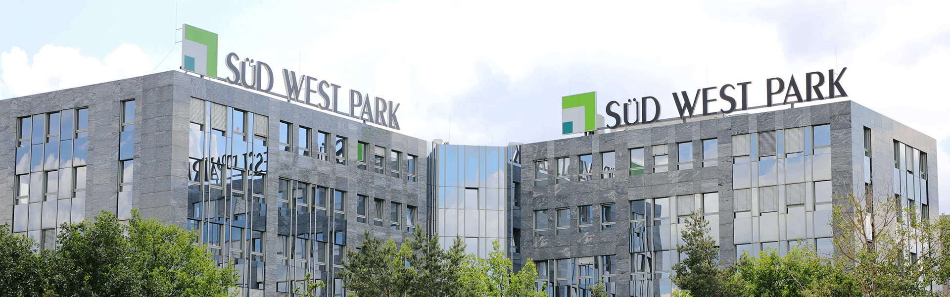 Südwestpark Gebäude mit Logo auf den Dächern