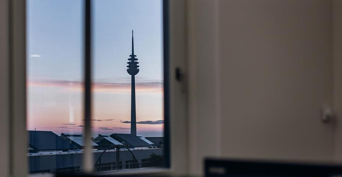 Blick aus dem Fenster auf den Fernmeldeturm Nürnberg