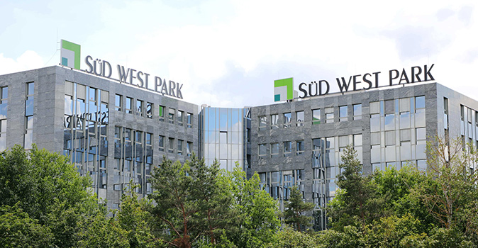 Südwestpark Gebäude mit Logo auf den Dächern